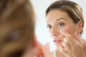 Choosing the best eye cream Exquisage Beauty Revelaing Eye and Lip Contour Cream, Darphin