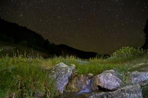 Vackra bilder, fascinerande med stjärnhimlens prakt på natten Stjärnor i himlens bakgrund
