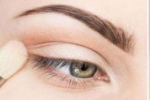 Hur du kan linje dina ögon korrekt med penna: steg-för-steg-tekniker för perfekt makeup, foton, videor