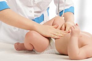 En nyfödds mage gör ont: orsaker, vad man ska göra, mediciner