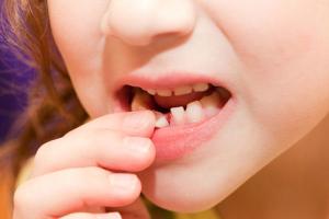 At what age do baby teeth fall out?